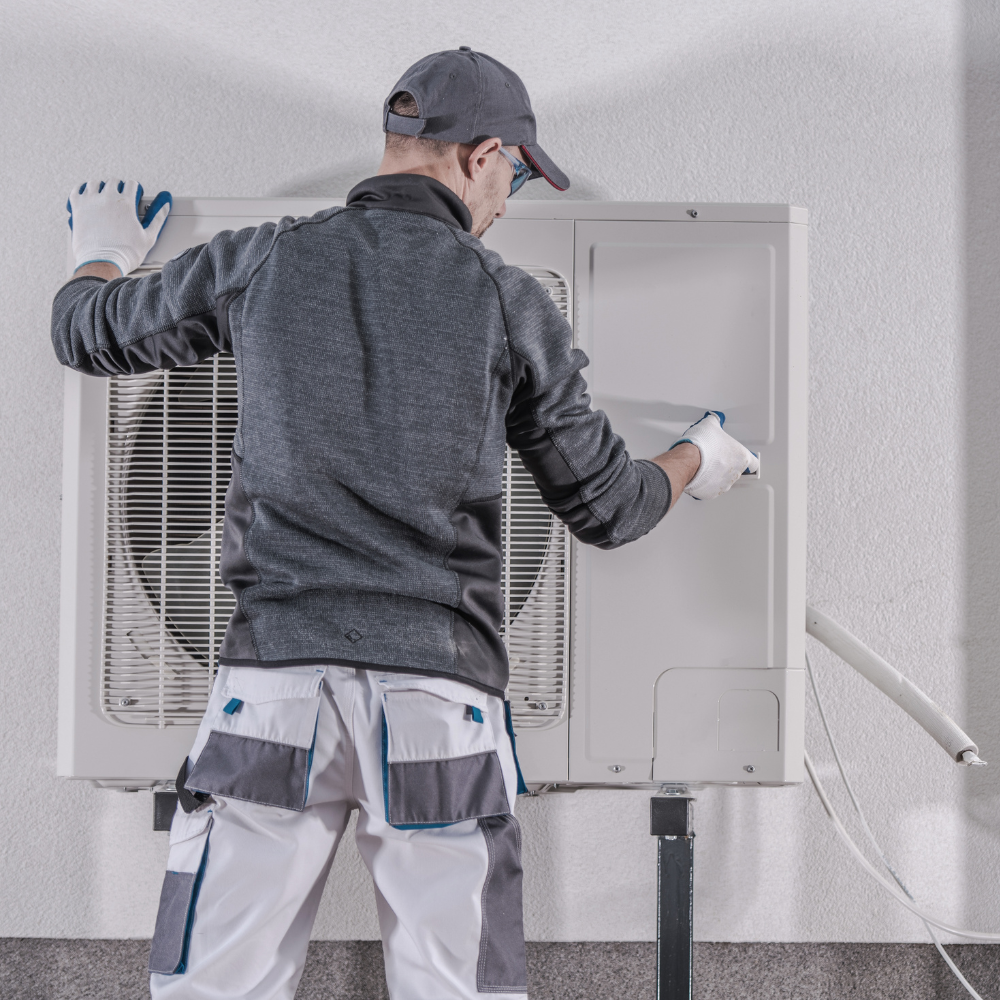 Technicien installant une pompe à chaleur