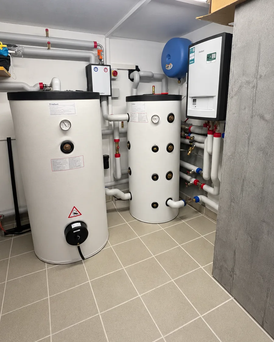 Boiler et tampon Vaillant raccordés à la pompe à chaleur