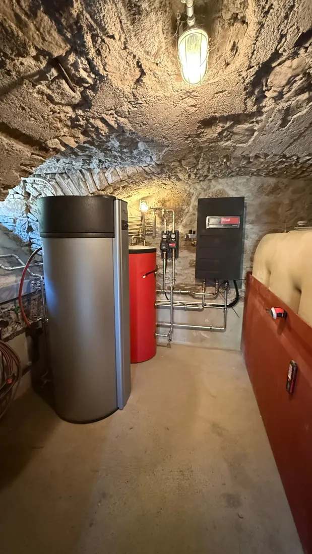 Chaufferie en cave voûtée : pompe à chaleur Hoval, ballon et groupes de pompe