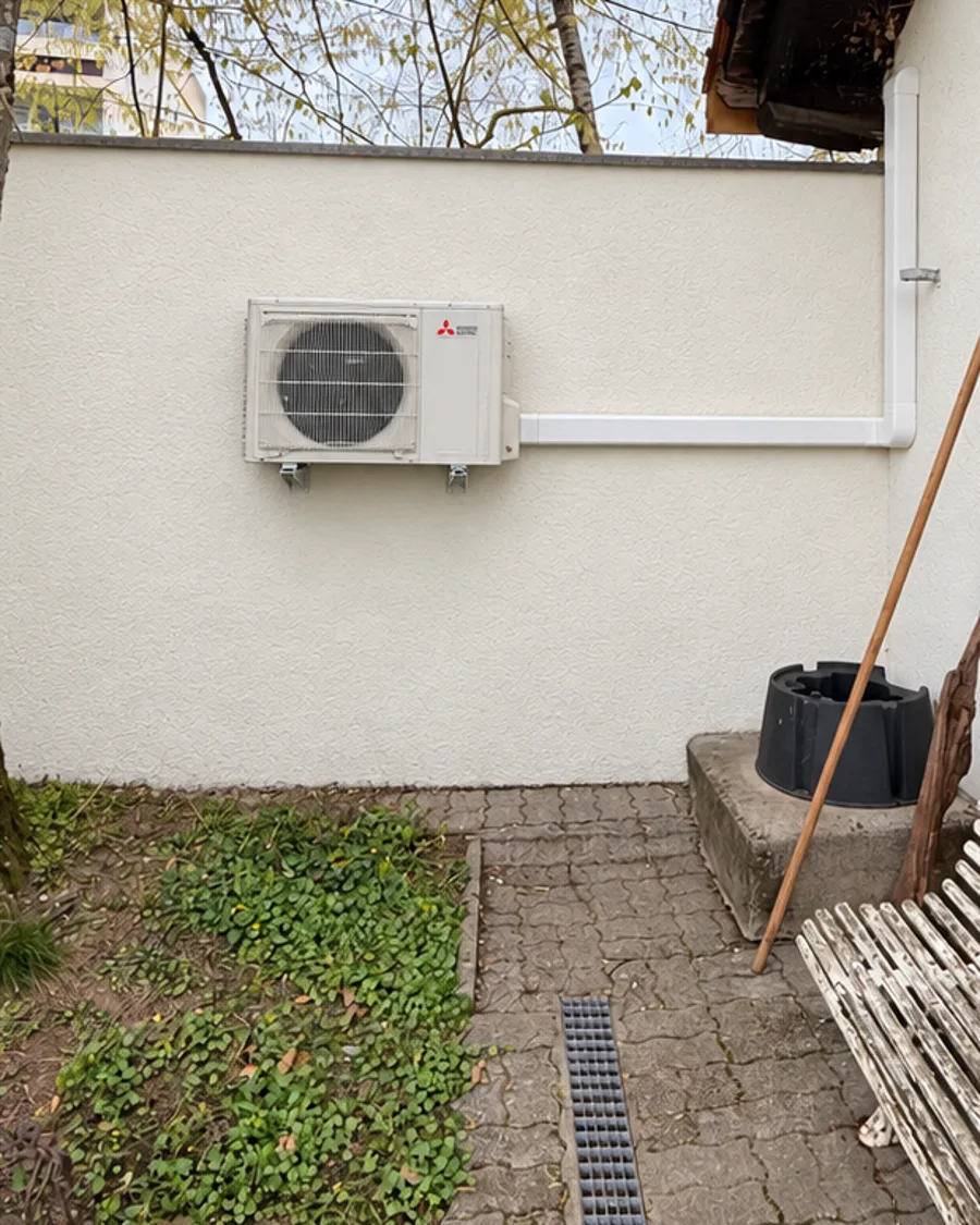 Unité extérieure de climatisation fixée au mur, liaisons sous goulotte