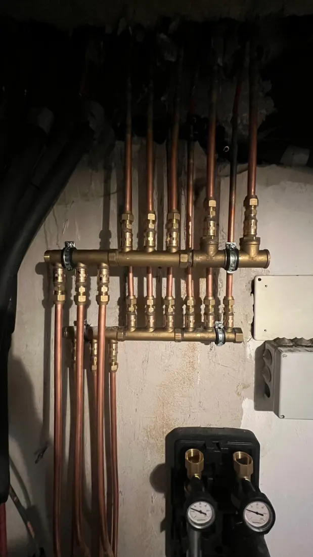 Nouveaux collecteurs en cuivre : boucles du jardin condamnées, installation rincée et boucles de la maison reprises