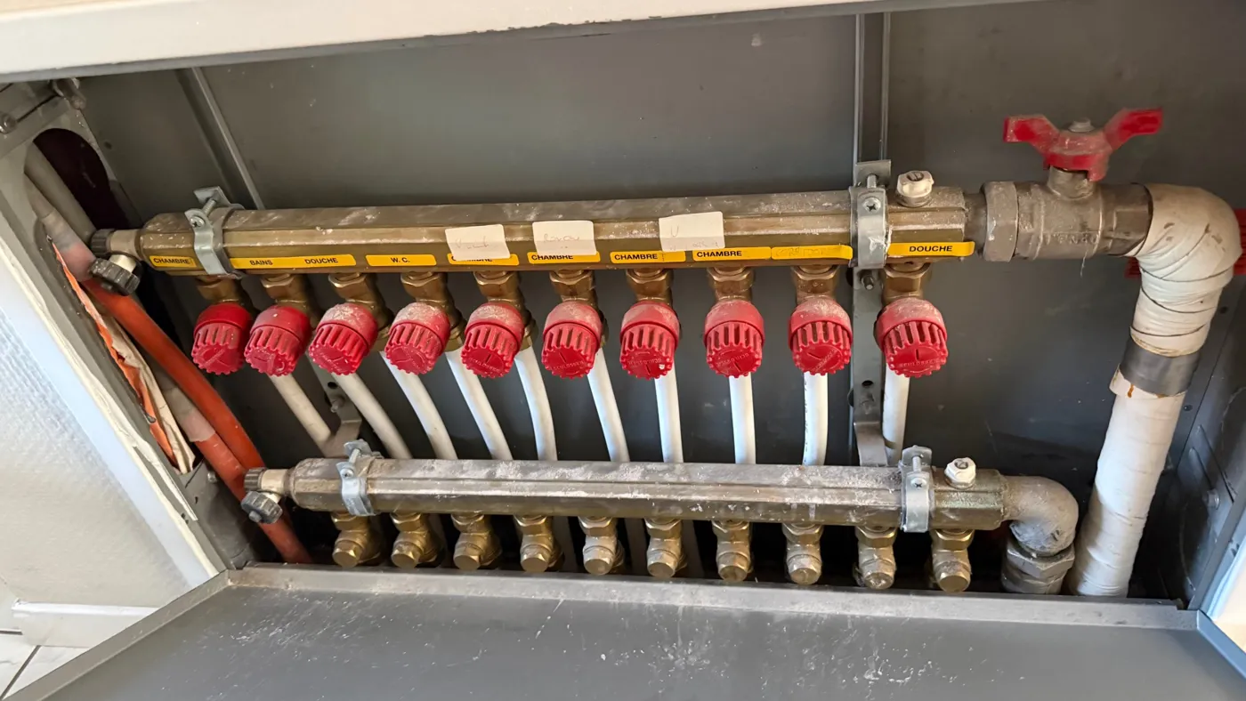 Collecteur de plancher chauffant, circuits repérés pièce par pièce