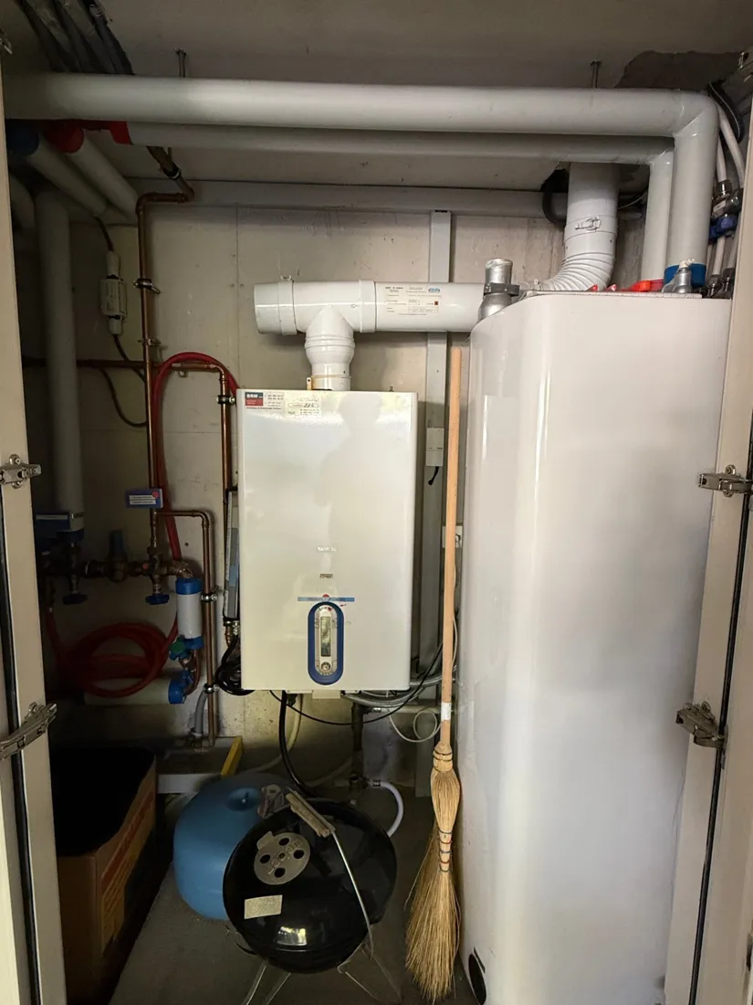 Avant : ancienne chaudière murale gaz et son boiler