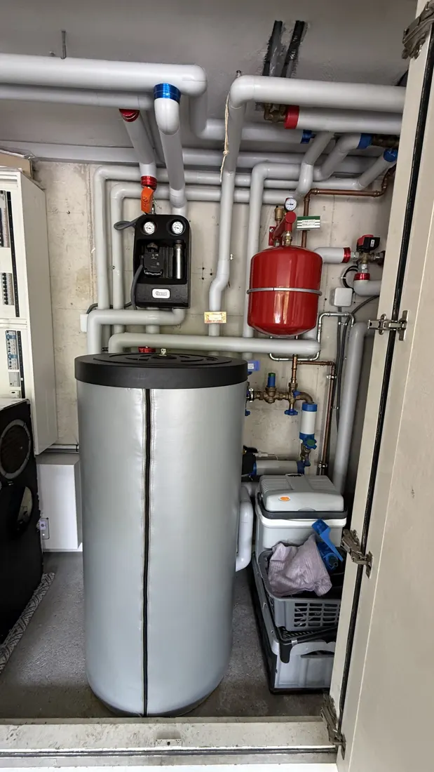 Groupe de pompe, vase d'expansion et ballon dans une armoire technique