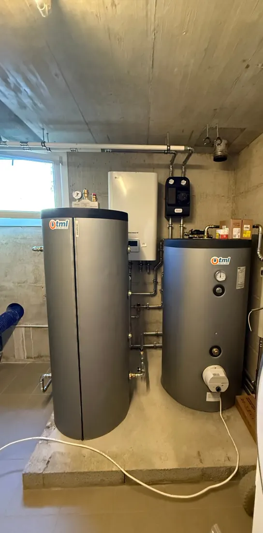 LG Therma V, tampon et boiler sur socle béton