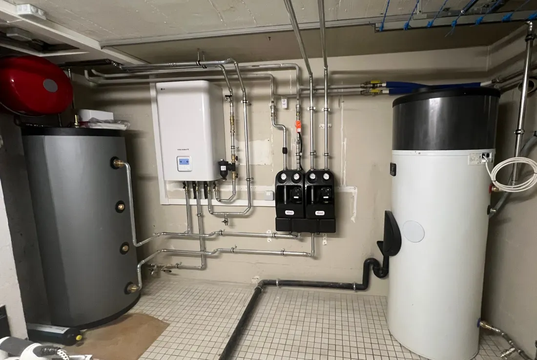 Chaufferie complète : LG Therma V, deux groupes de pompe, tampon et boiler