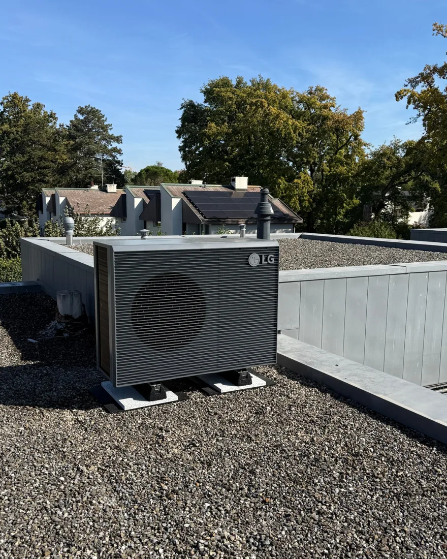 Pompe à chaleur air/eau monobloc LG posée sur un toit plat, sur plots antivibratiles