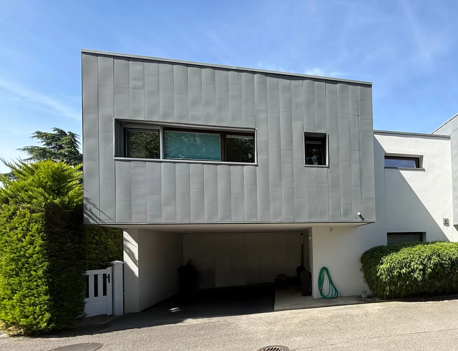 Maison équipée par Thermys : pompe à chaleur sur le toit, plancher chauffant à l'étage, radiateurs au rez
